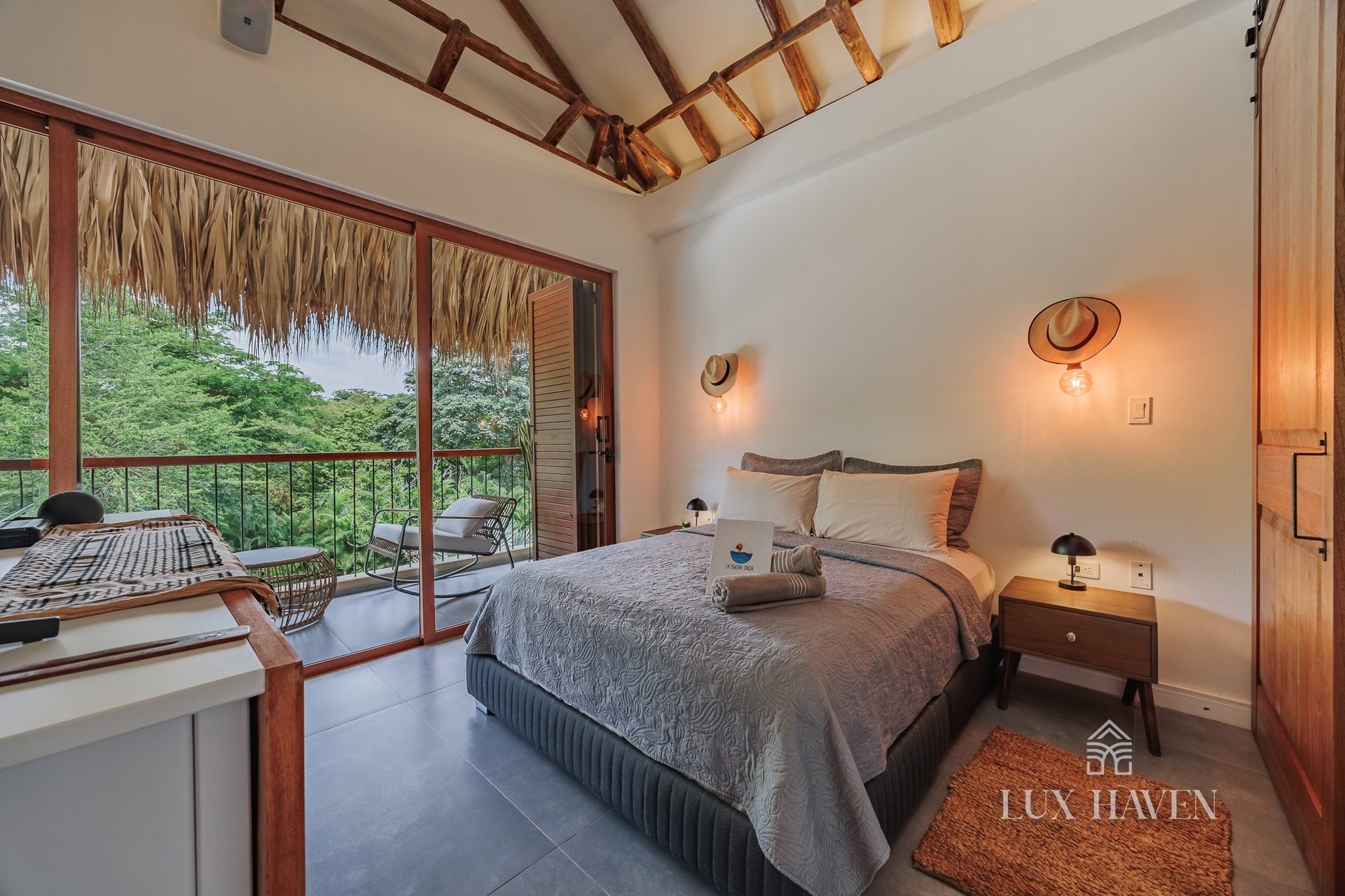 King suite with picture window onto the jungle